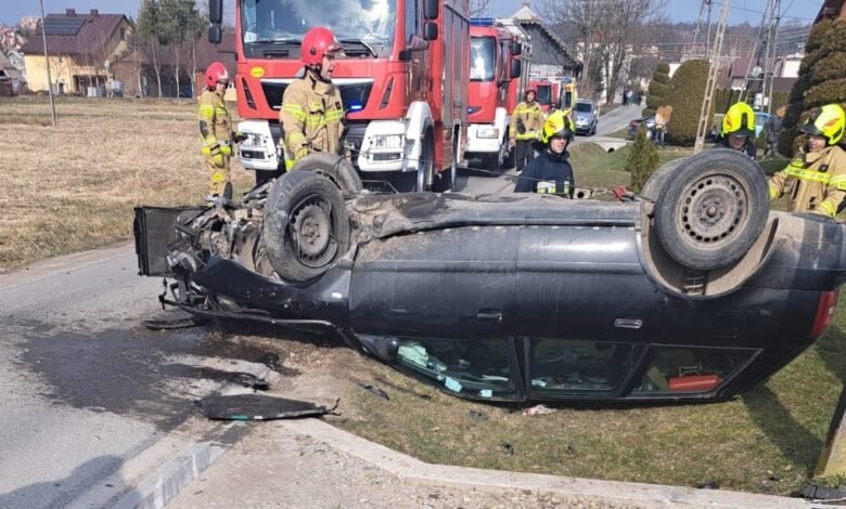 Dachowanie audi. Kierowca uciekł. W aucie zostały dwie osoby/fot.Policja Podkarpacka