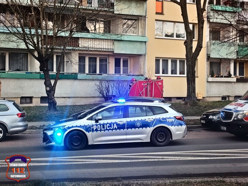 Tychy: Mężczyzna wypadł z okna na 9 piętrze/fot.112 Tychy - Tyskie Służby Ratownicze