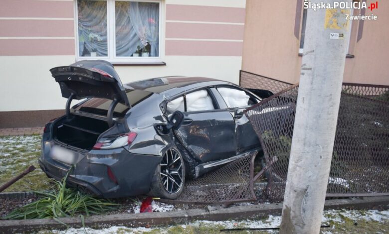 Zawiercie: Kierowca BMW "wylądował" na cudzej posesji/fot.KPP Zawiercie