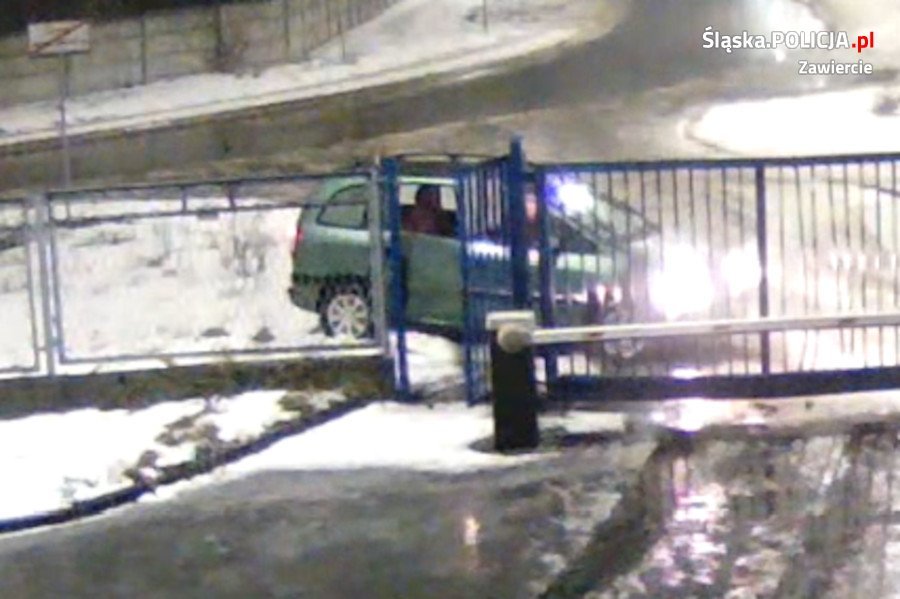 Całe zdarzenie zostało zarejestrowane przez kamery monitoringu. [fot. KMP w Zawierciu]
