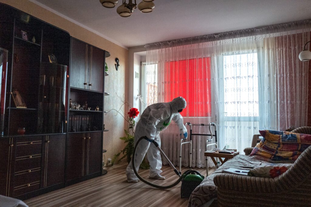 Organizowano liczne akcje pomocowe. Na zdjęciu jedna z wolontariuszek sprząta mieszkanie starszej osobie.