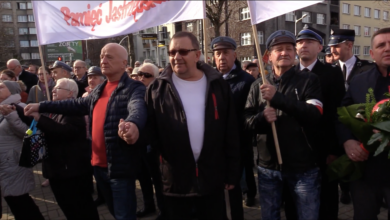 Tłum zebrał się przy jego pomniku, aby pokazać solidarność i wyrazić sprzeciw wobec ataków wymierzonych w papieża.