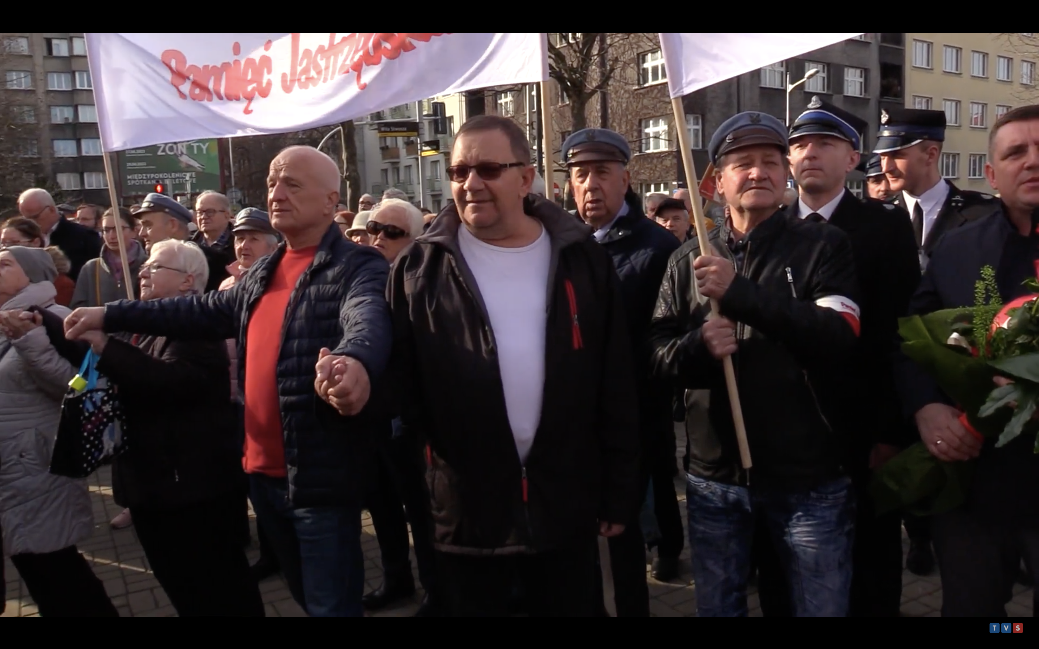 Tłum zebrał się przy jego pomniku, aby pokazać solidarność i wyrazić sprzeciw wobec ataków wymierzonych w papieża.