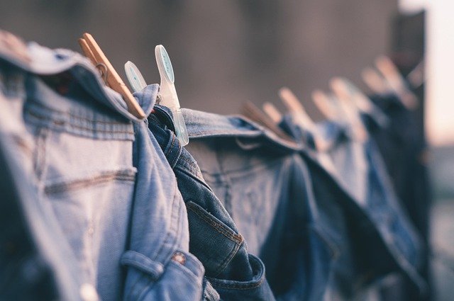 Jakie spodnie damskie warto mieć w swojej szafie? (fot. pixabay.com)