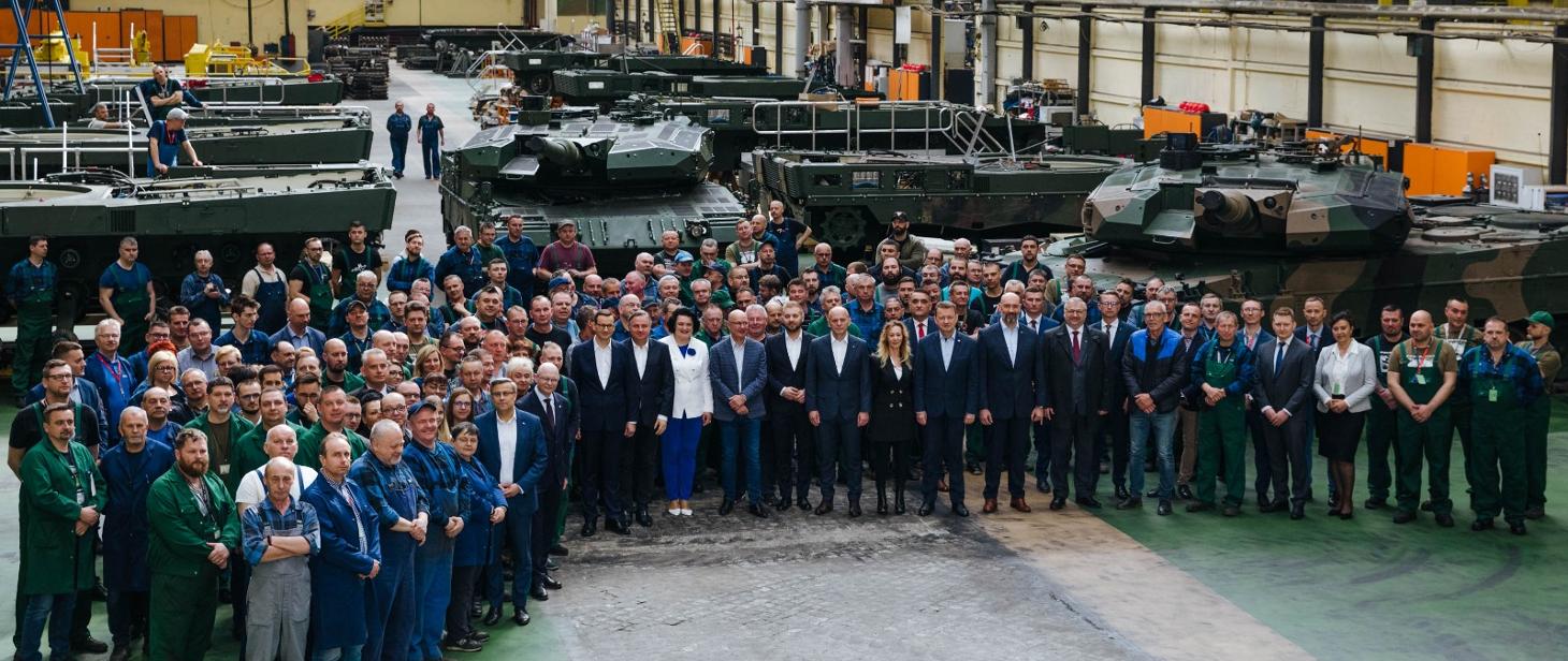 Premier Morawiecki z wizytą z zakładzie Bumar Łabędy w Gliwicach/fot.KPRM