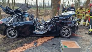 Na zdjęciach z wypadku widać, że z Mercedesa niewiele zostało. [fot. OSP Bieruń Nowy]