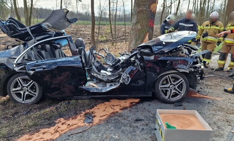 Na zdjęciach z wypadku widać, że z Mercedesa niewiele zostało. [fot. OSP Bieruń Nowy]