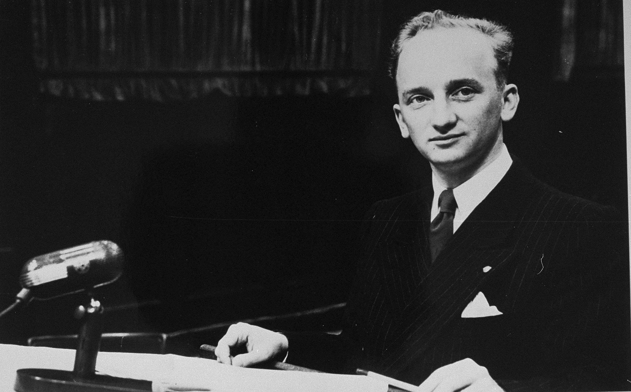 Benjamin Ferencz podczas procesów członków Einsatzgruppen. [fot. United States Holocaust Museum]