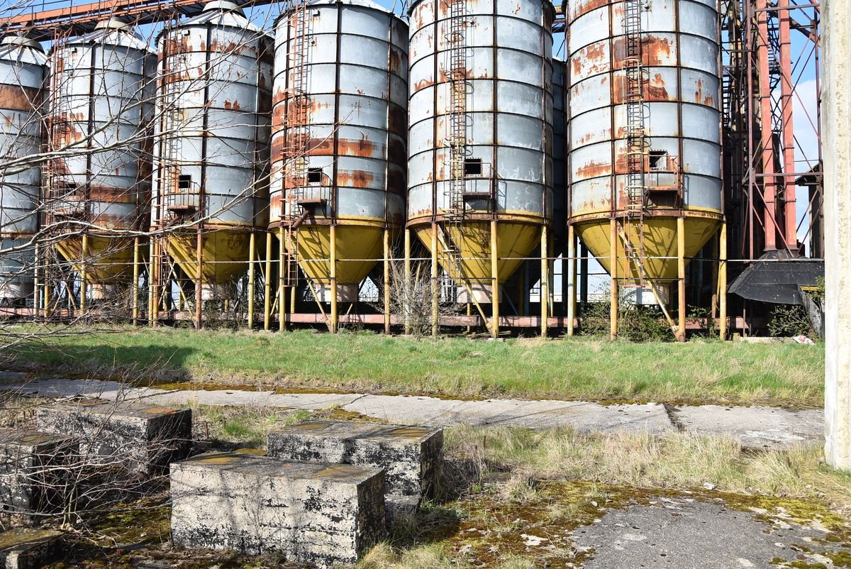 Zwłoki 21-latka. Leżały w pobliżu silosów/fot.Policja Lubelska