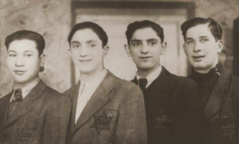 Żydowska młodzież w Sosnowcu podczas okupacji niemieckiej. [fot. United States Holocaust Memorial Museum]