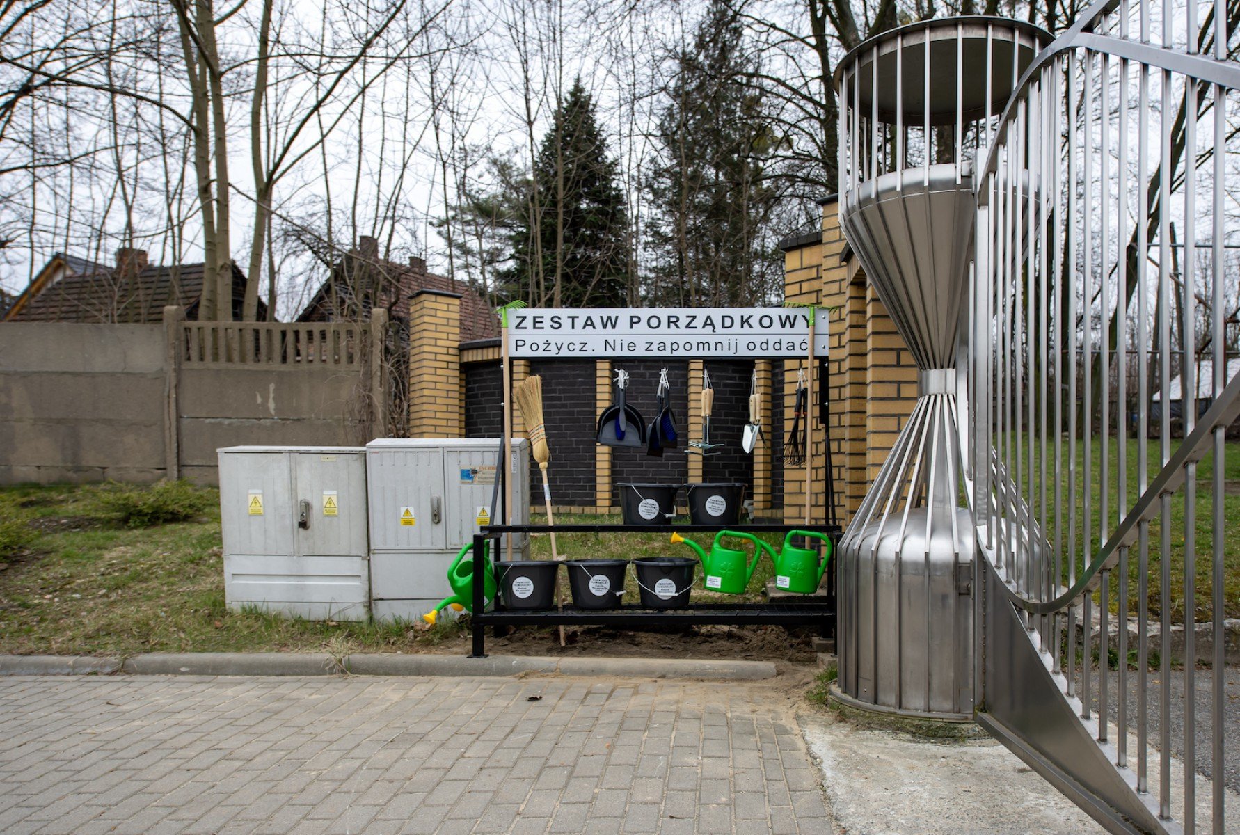 Wypożyczalnia akcesoriów do sprzątania grobów znajduje się przy głównej bramie do cmentarza.