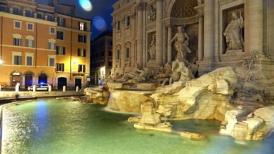 Rzym Fontanna di Trevi nocą