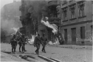Niemieccy żołnierze podczas pacyfikacji powstania w getcie warszawskim. [fot. Raport Stroopa]