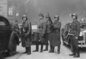 Jurgen Stroop i niemieccy żołnierze pacyfikujący getto w Warszawie. [fot. Raport Stroopa]