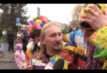 W poniedziałek wielkanocny po głównej mszy świętej śmierguśnicy do dziś gromadzą się na wilamowickim rynku, gdzie kontynuują zabawy polewając dziewczęta wodą, tańcząc i śpiewając.