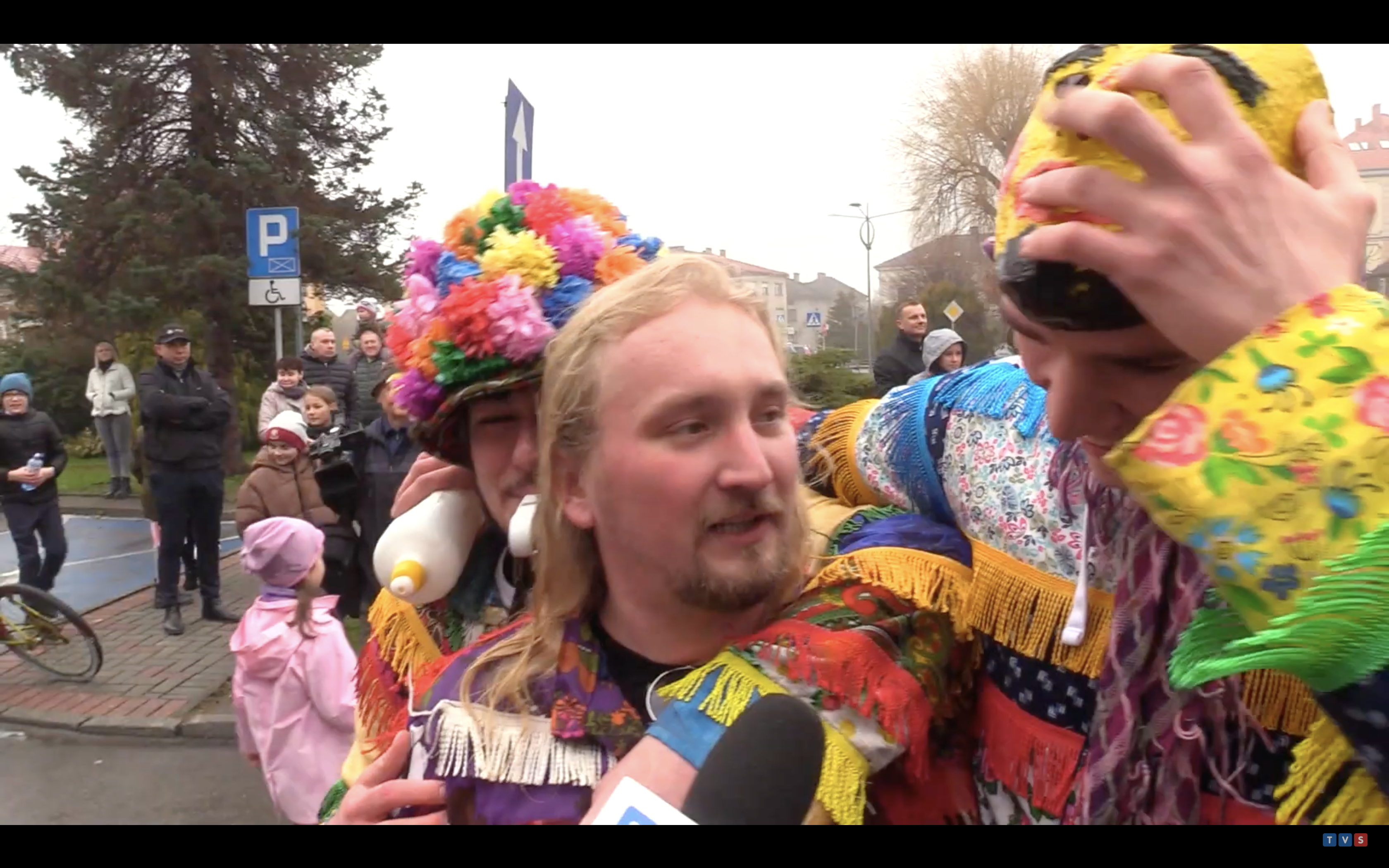 W poniedziałek wielkanocny po głównej mszy świętej śmierguśnicy do dziś gromadzą się na wilamowickim rynku, gdzie kontynuują zabawy polewając dziewczęta wodą, tańcząc i śpiewając.