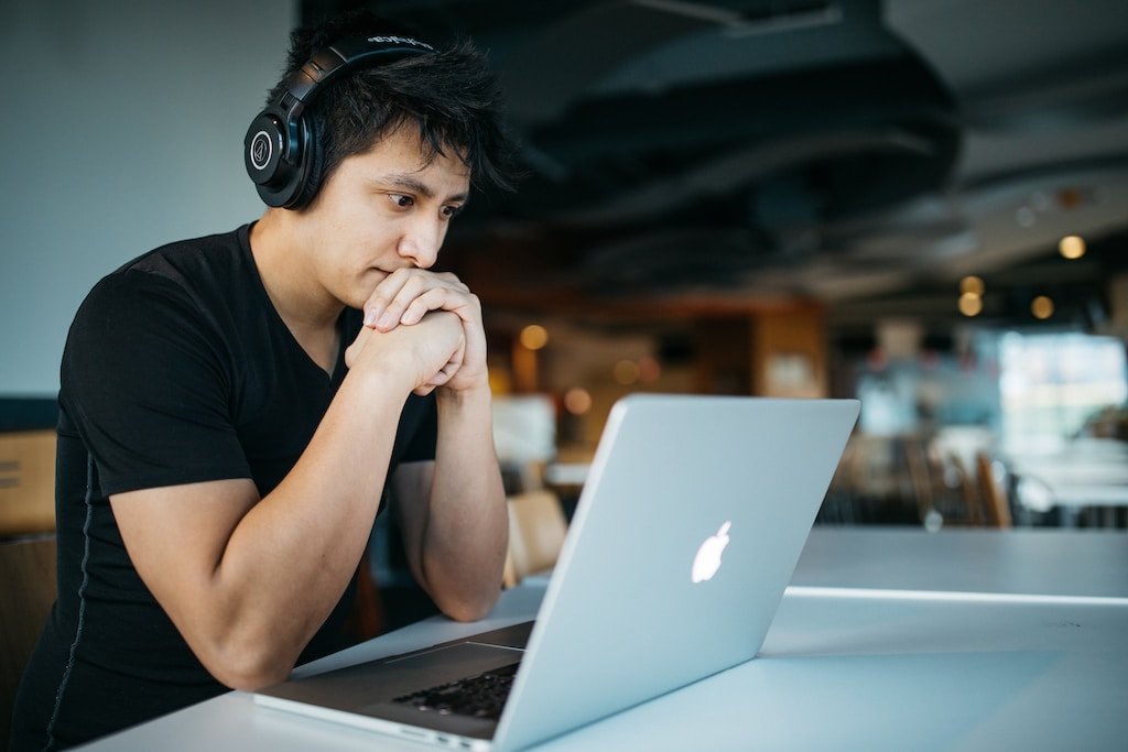 Nauka angielskiego online z native speakerem - wszystko, co warto wiedzieć o tej metodzie (fot. unsplash.com)