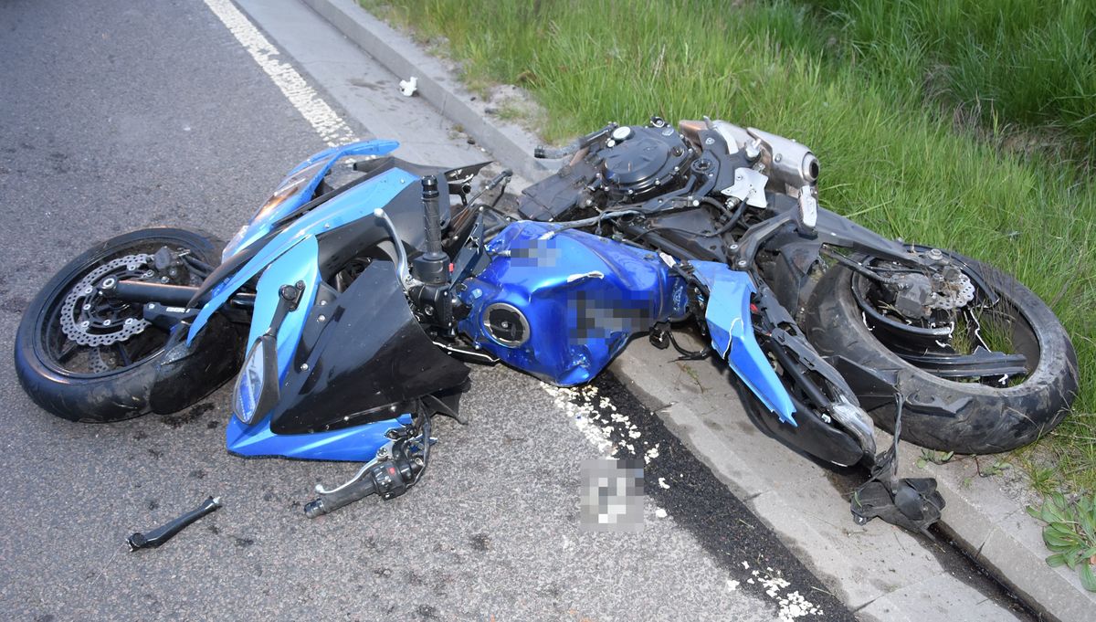 Uderzył w latarnię i słup. Nie żyje 26-letni motocyklista/fot.KPP Biłgoraj