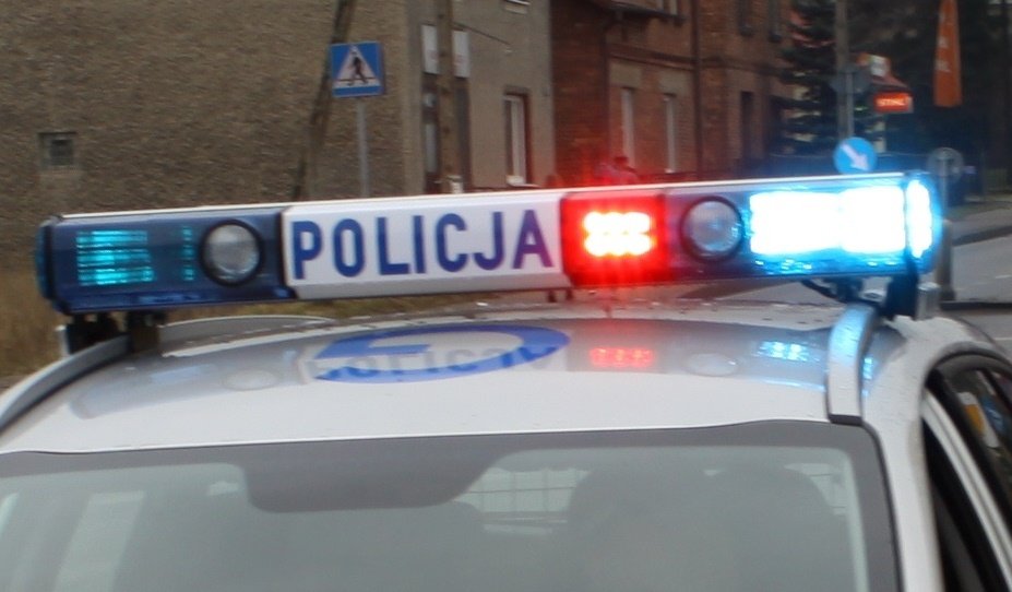 Śląskie: Kompletnie pijana matka i dwutygodniowe dziecko na ławce pod blokiem