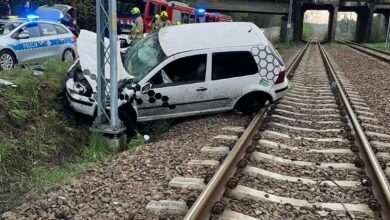 Jaworzno: Volkswagen golf a w nim kompletnie pijany nastolatek/fot.Śląska Policja