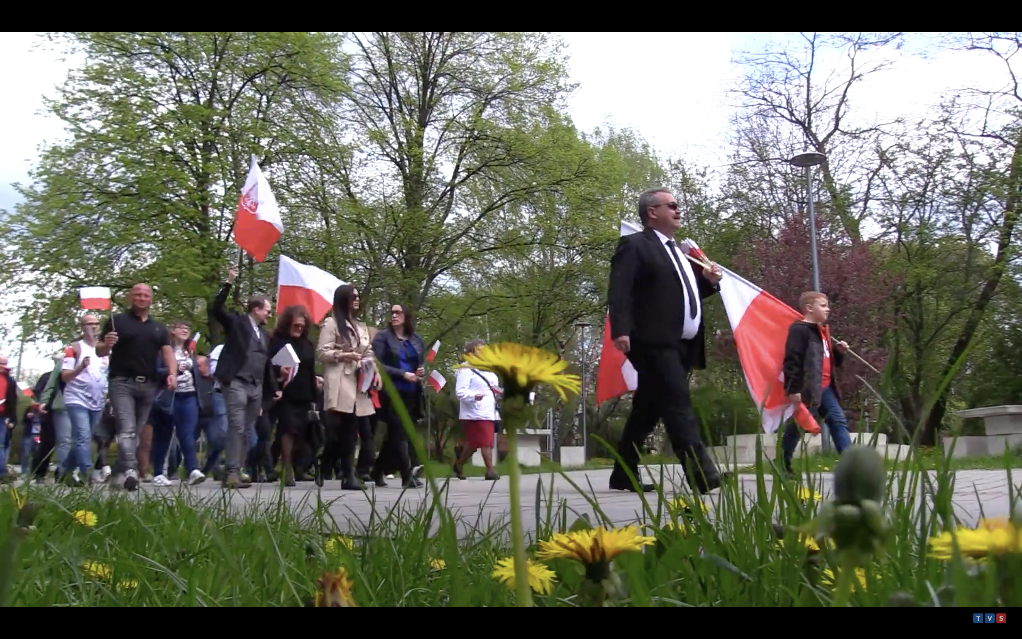 Dzień Flagi w 2004 roku ustanowił Sejm i z założenia to święto, które ma wyrażać szacunek do narodowych barw, ale i propagować wiedzę o symbolach Polski i polskiej tożsamości.