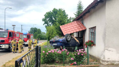 19-latek wjechał w dom/fot.Policja Warmińsko-Mazurska