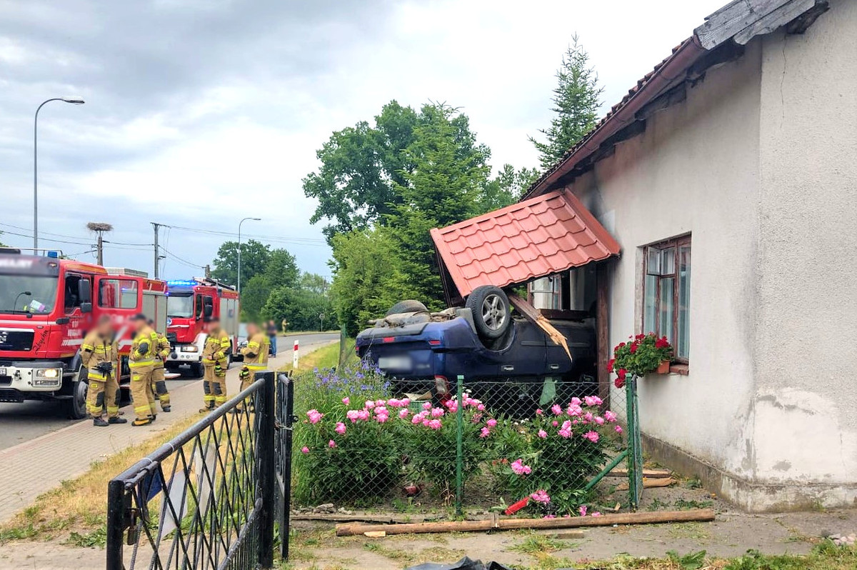 19-latek wjechał w dom/fot.Policja Warmińsko-Mazurska