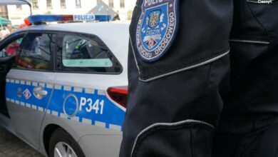 Kobieta biegała między samochodami na DK81. Gonił ją policjant. Fot. KMP Cieszyn