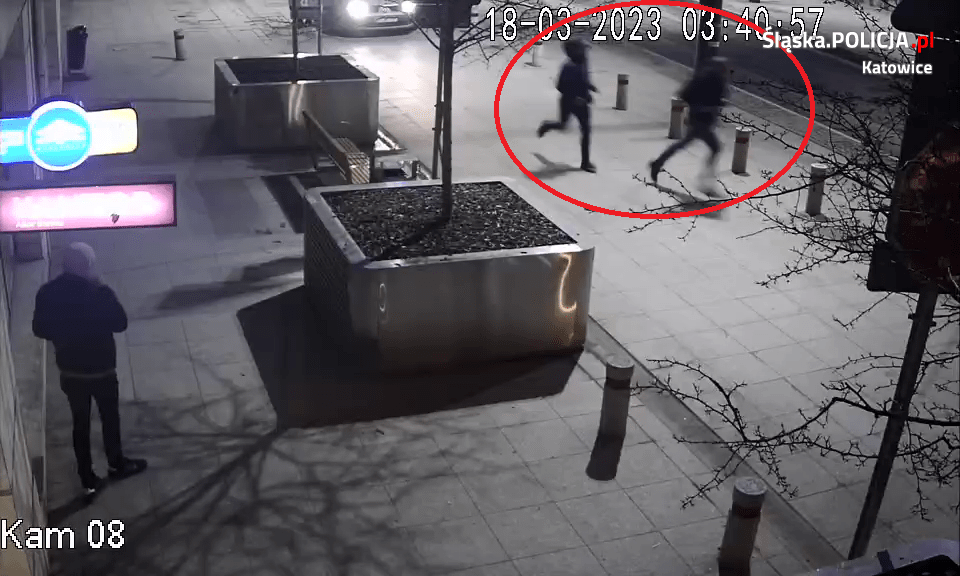 Policjanci chcą ustalić tożsamość dwóch mężczyzn, którzy dokonali brutalnego napadu w centrum Katowic.