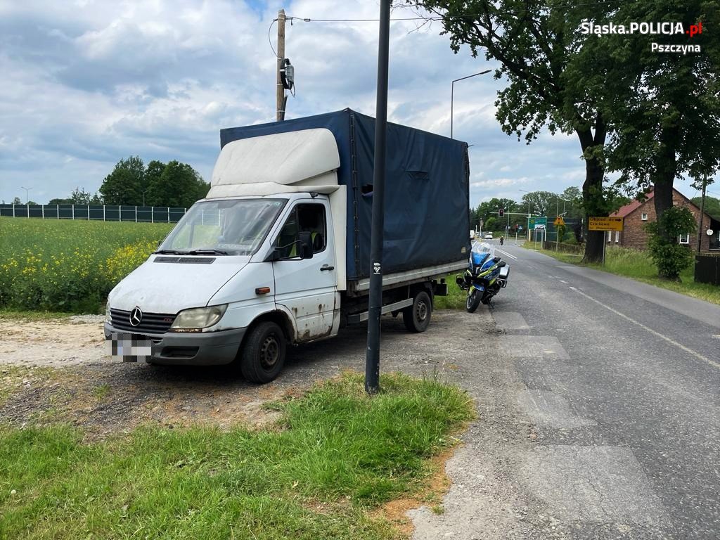 1,8 promila i zdezelowany „dostawczak”. Policja zatrzymała kierowcę. Fot. Śląska Policja