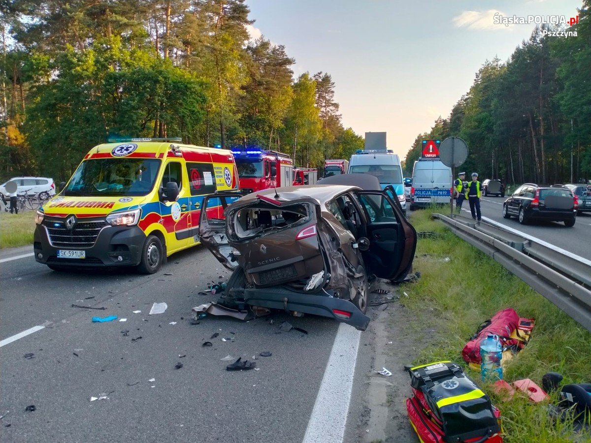 Wypadek na DK1 w Kobiórze. Po dziecko przyleciał śmigłowiec/fot.Śląska Policja
