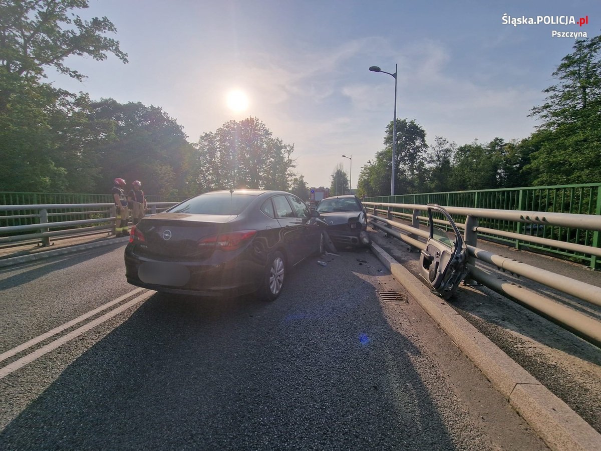 Czołowe zderzenie w Kobiórze. 8 osób rannych/fot.Śląska Policja