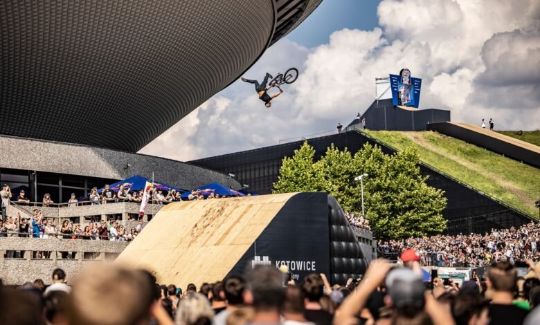Będą skakać z dachu MCK. Red Bull Roof Ride wraca do Katowic. Fot. Marcin Kin/Red Bull Roof Ride