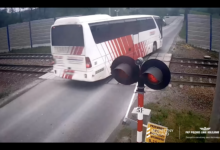 Kierowca autokaru prawdopodobnie nie zauważył opadających szlabanów na przejeździe kolejowym. [fot. snapshot z filmu z kanału PKP PLK w serwisie YouTube]