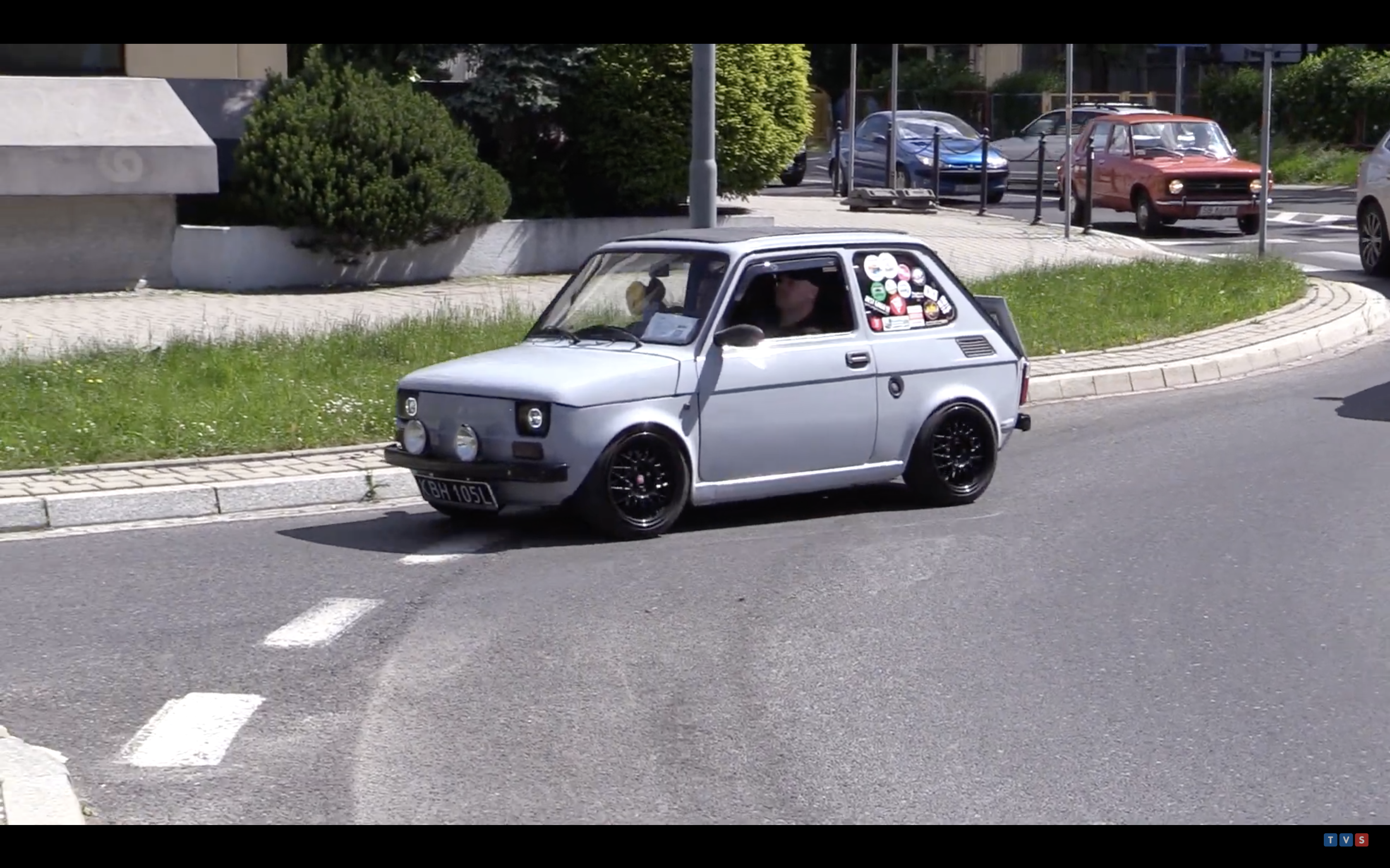 Na miejscu pojawiło się prawie dwieście „Maluchów” - jak przez wiele lat nazywany był ten jeden z najsłynniejszych samochodów produkowanych w Polsce. 