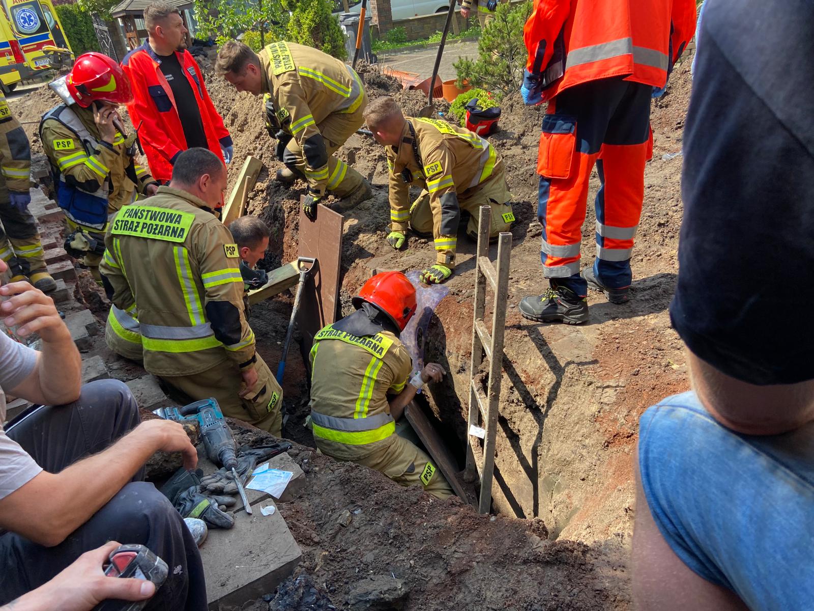 Mężczyzna zasypany w wykopie. Dramat w Jaworznie/fot.PGG