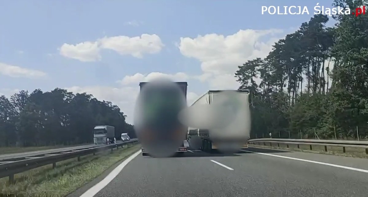 Kierowcy ciężarówek wyprzedzają. Za nic mają sobie zakaz/fot.Śląska Policja