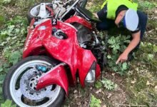 Motocyklista uderzył w drzewo. Jazda próbna zakończona śmiercią/fot.KPP Łuków