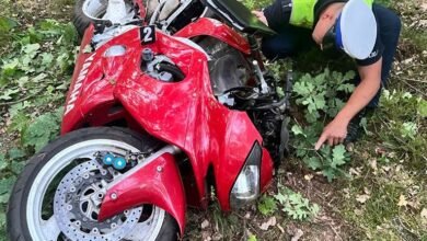 Motocyklista uderzył w drzewo. Jazda próbna zakończona śmiercią/fot.KPP Łuków