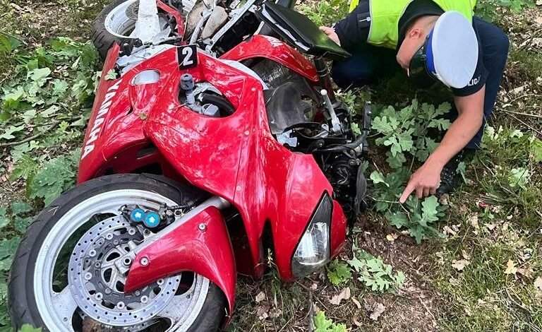 Motocyklista uderzył w drzewo. Jazda próbna zakończona śmiercią/fot.KPP Łuków