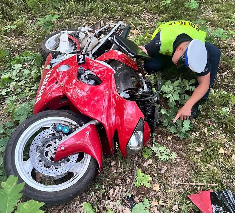 Motocyklista uderzył w drzewo. Jazda próbna zakończona śmiercią/fot.KPP Łuków