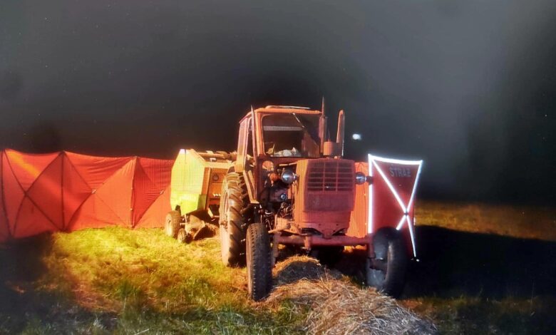 Mężczyzna wciągnięty przez prasę rolniczą. Zginął na miejscu/fot.KPP Parczew