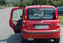 Jechała z otwartymi drzwiami. Mandat i 15 punktów dla pani z pandy/fot.KPP Puławy