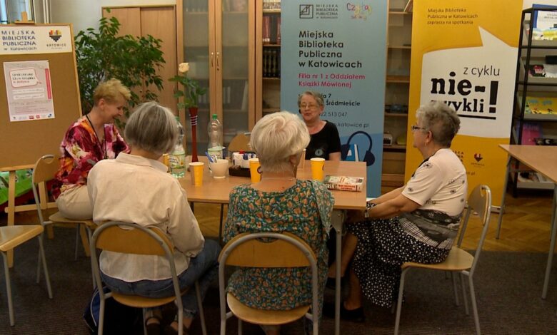 Srebrne Katowice: Seniorzy kochają czytać książki/fot.TVS