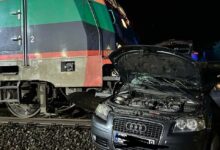 Blachownia: Kierowca audi wjechał pod pociąg/fot.klobucka.pl/OSP Blachownia