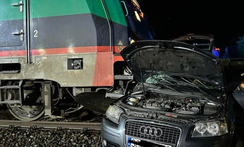 Blachownia: Kierowca audi wjechał pod pociąg/fot.klobucka.pl/OSP Blachownia