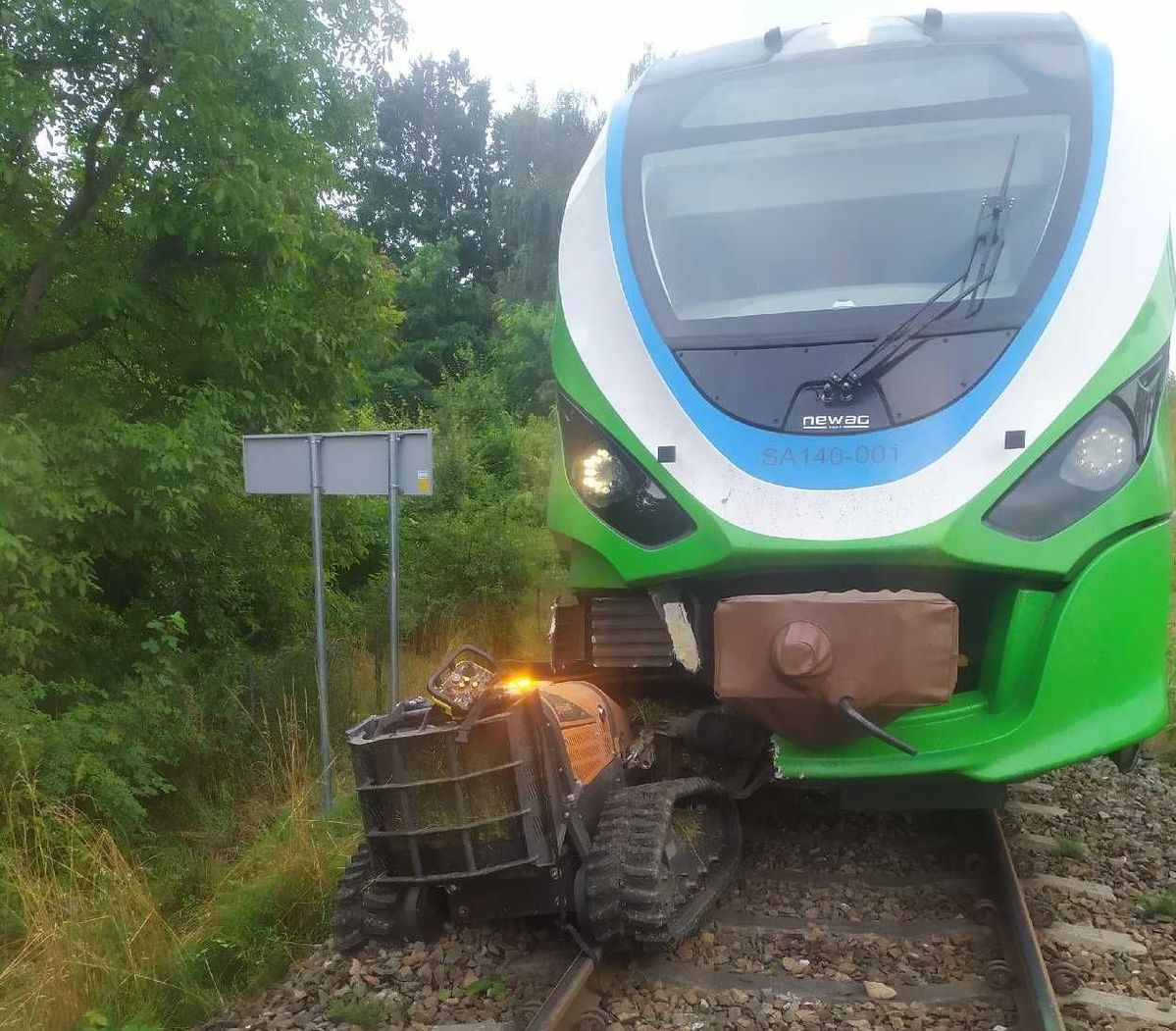 Szynobus zderzył się z kosiarką. Jak doszło do kolizji?/fot.Policja Podkarpacka