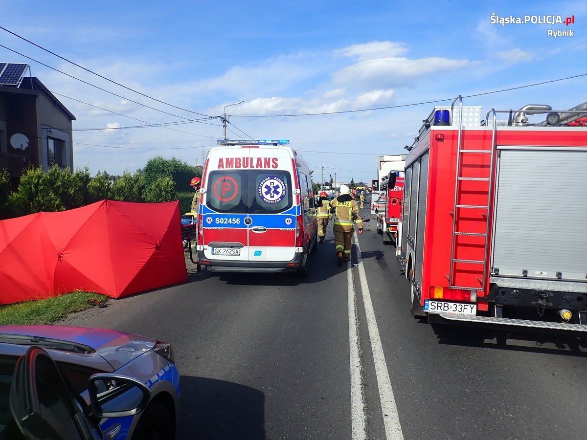 Seicento i ciężarówka. Tragedia w Świerklanach/fot.KMP Rybnik