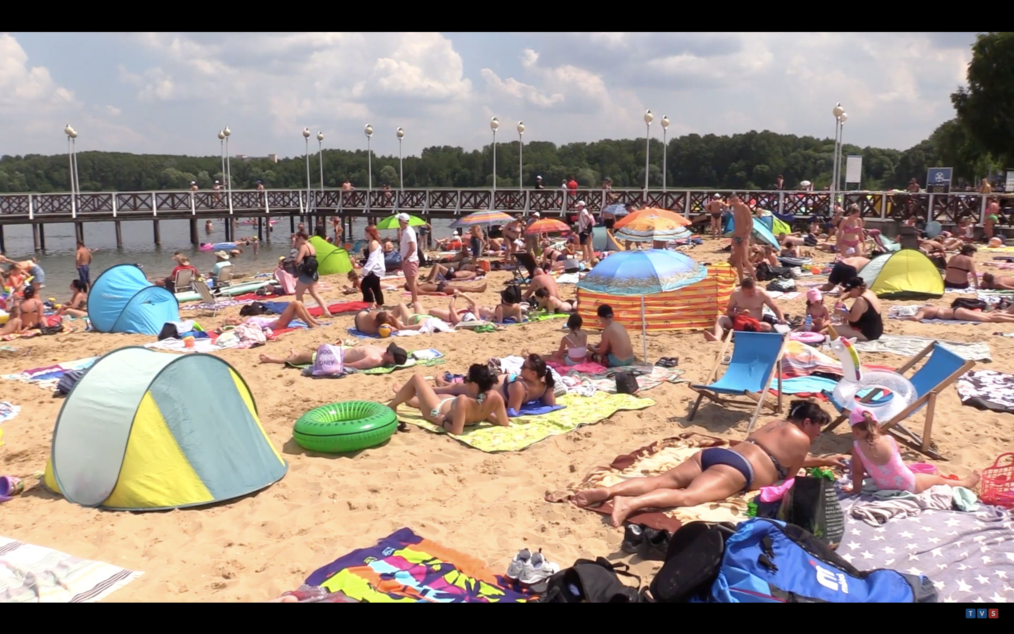Przebywanie w wodzie może dawać złudne poczucie chłodzenia, ale nadal istnieje ryzyko przegrzania organizmu, należy pamiętać o regularnym wychodzeniu z wody i odpoczynku w cieniu, aby organizm mógł się schłodzić. 