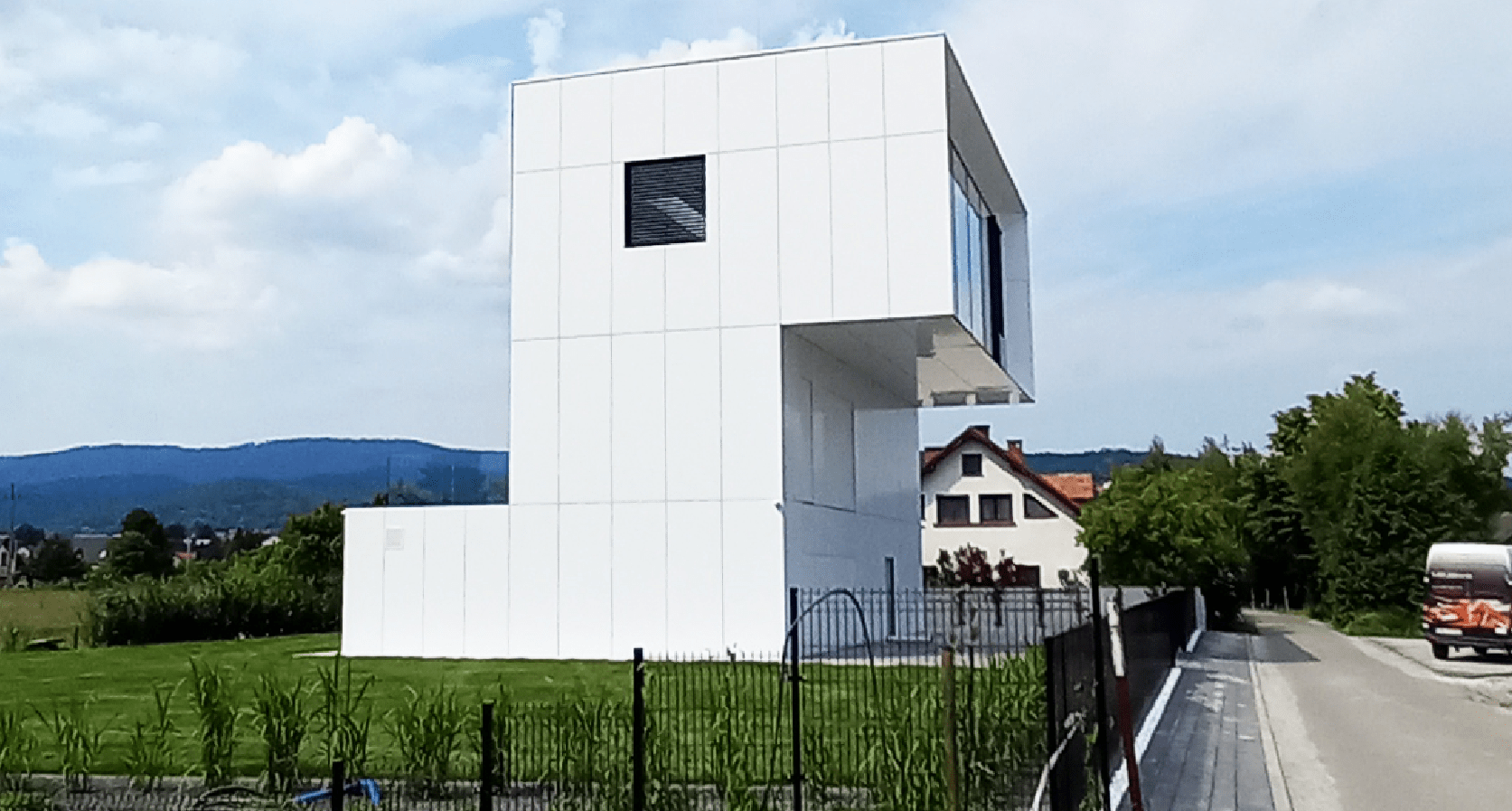 Dom Peryskop z wielkim oknem dom jednorodzinny